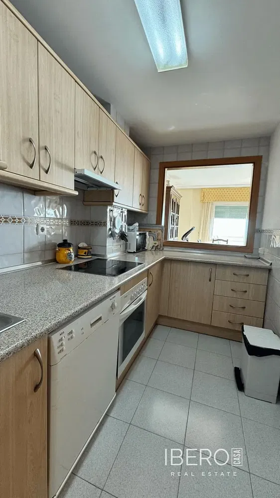 Salon; podłoga drewniana, światło dzienne, styl nowoczesny, wysokie sufity