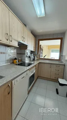 Salon; podłoga drewniana, światło dzienne, styl nowoczesny, wysokie sufity