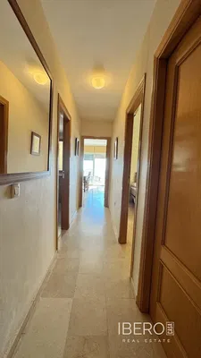 Salon; podłoga drewniana, światło dzienne, styl nowoczesny, wysokie sufity