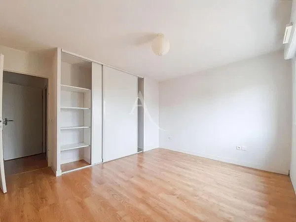 Woonkamer; houten vloer, natuurlijk licht, moderne stijl, hoge plafonds