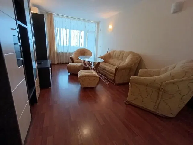 Mutfak; mutfak aletleri, ahşap zemin, doğal ışık, modern stil, tadilatlı