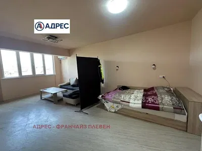 Σαλόνι; ξύλινο πάτωμα, φυσικό φως, μοντέρνο στυλ, ψηλά ταβάνια