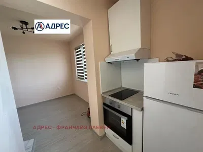 Σαλόνι; ξύλινο πάτωμα, φυσικό φως, μοντέρνο στυλ, ψηλά ταβάνια