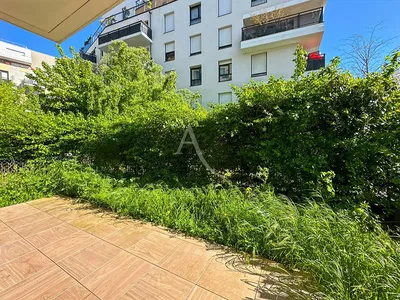 Wohnzimmer; holzboden, tageslicht, moderner stil, hohe decken