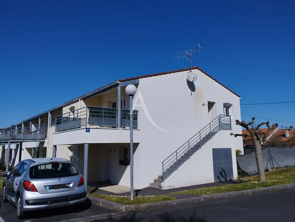 غرفة معيشة; أرضية خشبية, ضوء طبيعي, أسلوب عصري, أسقف عالية