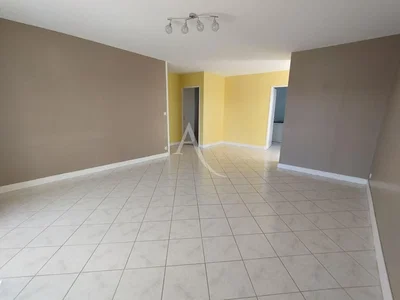 Salón; suelo de madera, luz natural, estilo moderno, techos altos