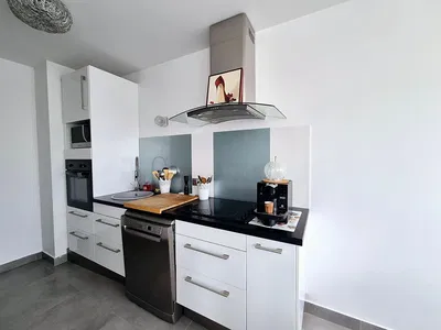 Wohnzimmer; holzboden, tageslicht, moderner stil, hohe decken