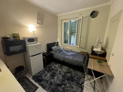 Salon; parquet, lumière naturelle, style moderne, hauteur sous plafond