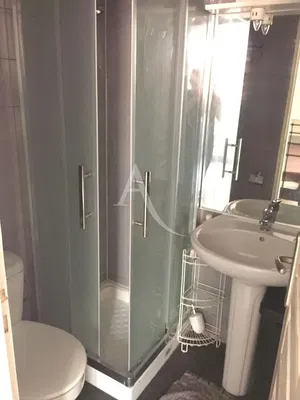 Cuisine; électroménager, parquet, lumière naturelle, style moderne