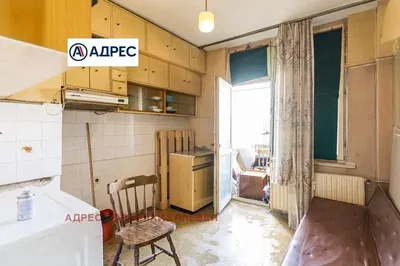 Wohnzimmer; holzboden, tageslicht, moderner stil, hohe decken