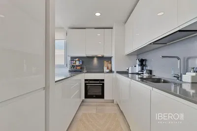 Wohnzimmer; holzboden, tageslicht, moderner stil, hohe decken