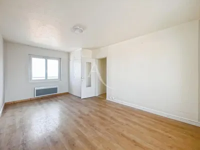 Oturma odası; ahşap zemin, doğal ışık, modern stil, yüksek tavan