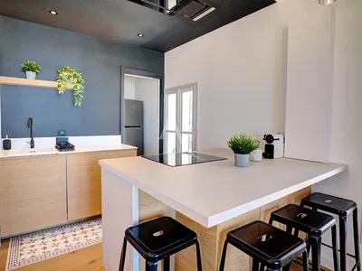 Woonkamer; houten vloer, natuurlijk licht, moderne stijl, hoge plafonds