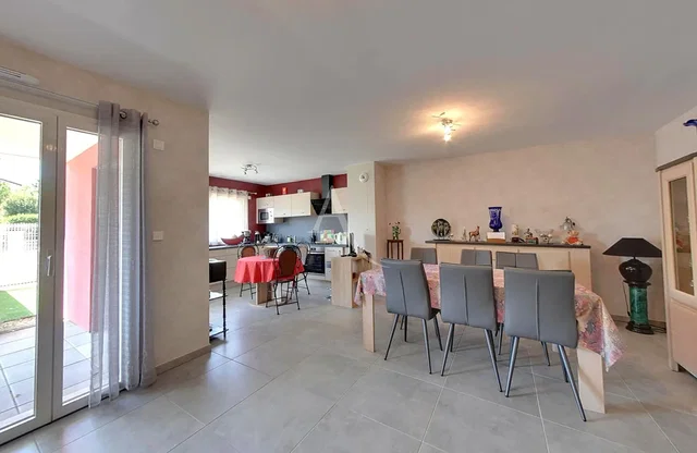 Obývací pokoj; dřevěná podlaha, přirozené světlo, moderní styl, vysoké stropy