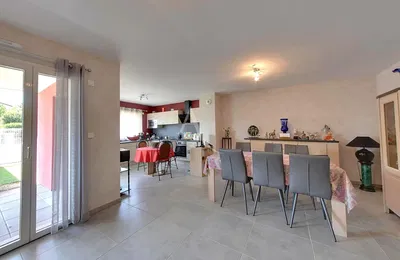 غرفة معيشة; أرضية خشبية, ضوء طبيعي, أسلوب عصري, أسقف عالية