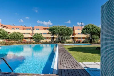 Kuchyně; kuchyňské spotřebiče, dřevěná podlaha, přirozené světlo, moderní styl, po rekonstrukci