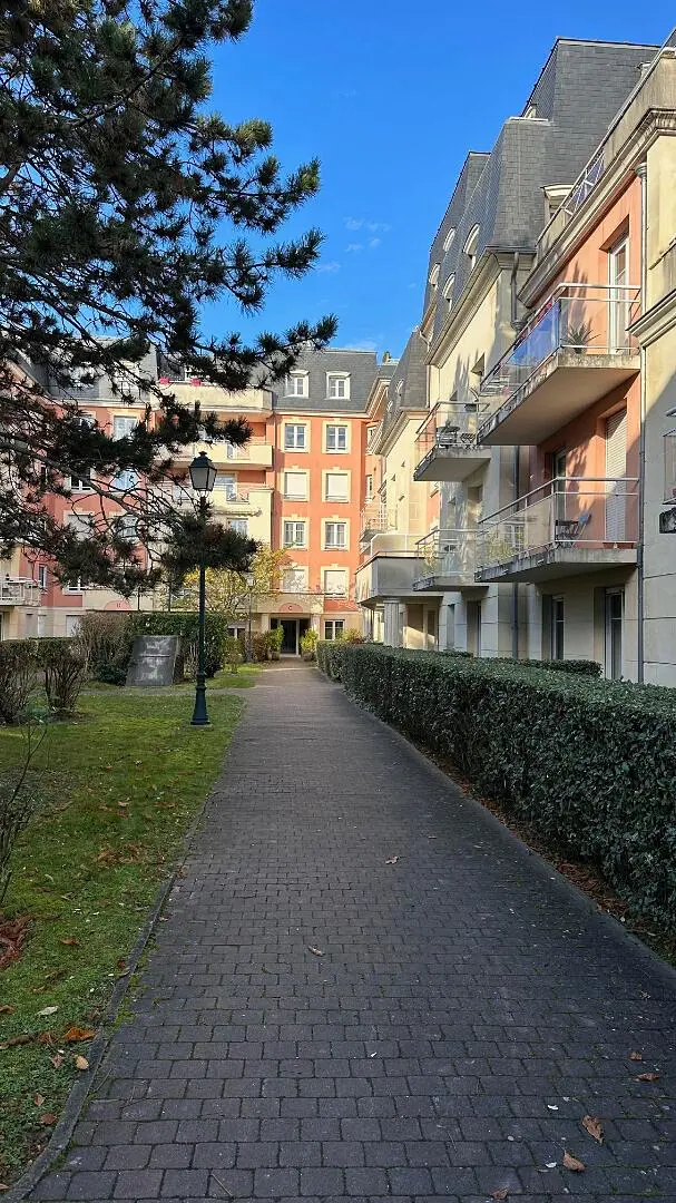 Soggiorno; pavimento in legno, luce naturale, stile moderno, soffitti alti