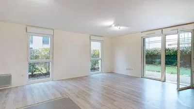 Σαλόνι; ξύλινο πάτωμα, φυσικό φως, μοντέρνο στυλ, ψηλά ταβάνια