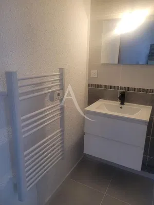 Soggiorno; pavimento in legno, luce naturale, stile moderno, soffitti alti