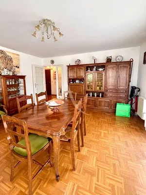 Cucina; elettrodomestici, pavimento in legno, luce naturale, stile moderno, ristrutturato