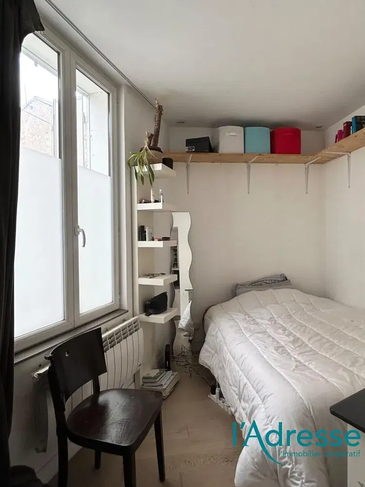 Living room; wood floor, natural light, modern style, high ceiling