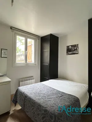 Wohnzimmer; holzboden, tageslicht, moderner stil, hohe decken