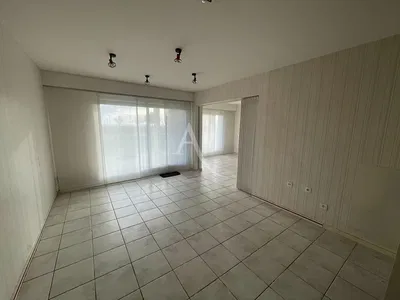 Κουζίνα; συσκευές κουζίνας, ξύλινο πάτωμα, φυσικό φως, μοντέρνο στυλ, ανακαινισμένο