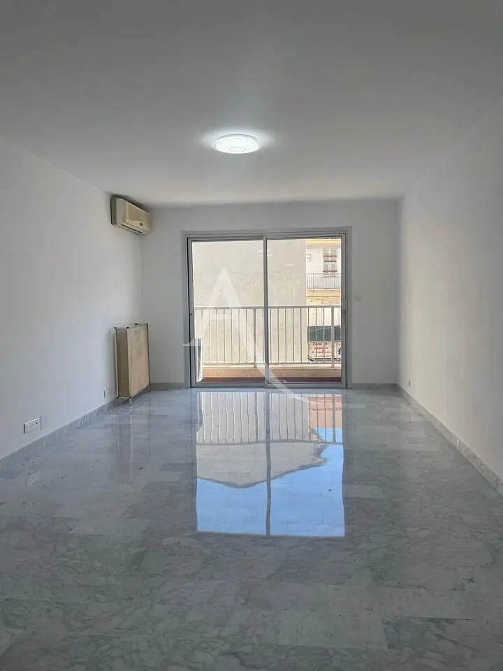 Cocina; electrodomésticos, suelo de madera, luz natural, estilo moderno, renovado