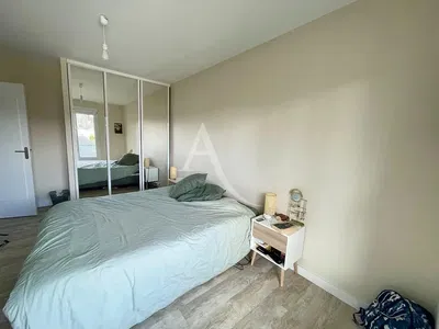 Oturma odası; ahşap zemin, doğal ışık, modern stil, yüksek tavan