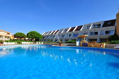 غرفة معيشة; أرضية خشبية, ضوء طبيعي, أسلوب عصري, أسقف عالية