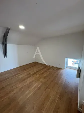 Salon; parquet, lumière naturelle, style moderne, hauteur sous plafond