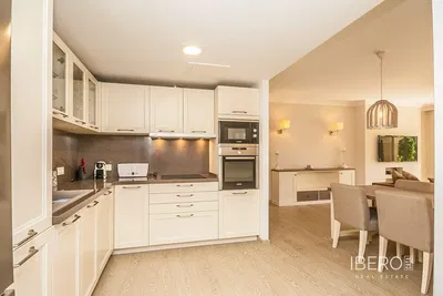 Wohnzimmer; holzboden, tageslicht, moderner stil, hohe decken