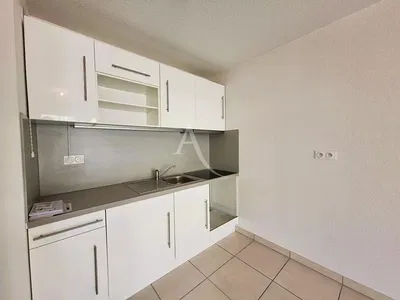 مطبخ; أجهزة المطبخ, أرضية خشبية, ضوء طبيعي, أسلوب عصري, مجدد