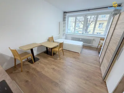 Σαλόνι; ξύλινο πάτωμα, φυσικό φως, μοντέρνο στυλ, ψηλά ταβάνια