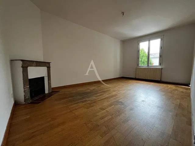 Sala de estar; chão de madeira, luz natural, estilo moderno, teto alto