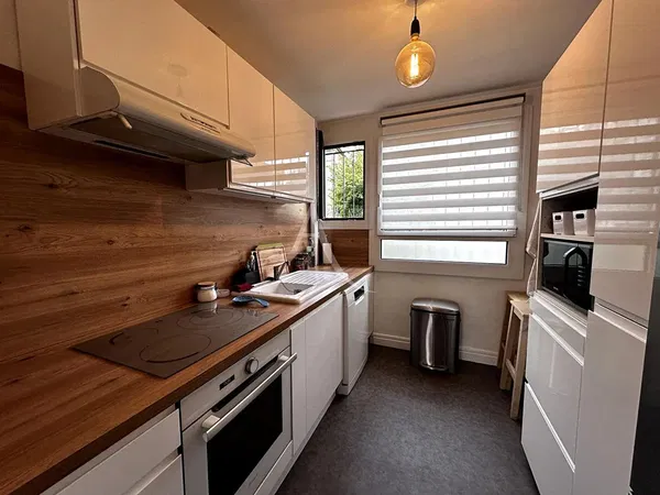 Κουζίνα; συσκευές κουζίνας, ξύλινο πάτωμα, φυσικό φως, μοντέρνο στυλ, ανακαινισμένο