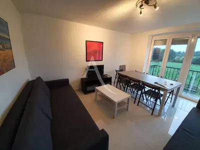 Кухня; кухненски уреди, дървен под, естествена светлина, модерен стил, ремонтиран