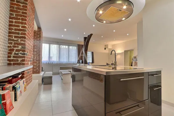 Soggiorno; pavimento in legno, luce naturale, stile moderno, soffitti alti