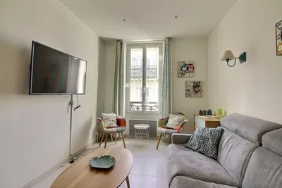 Dnevna soba; drveni pod, prirodno svjetlo, moderni stil, visoki plafoni