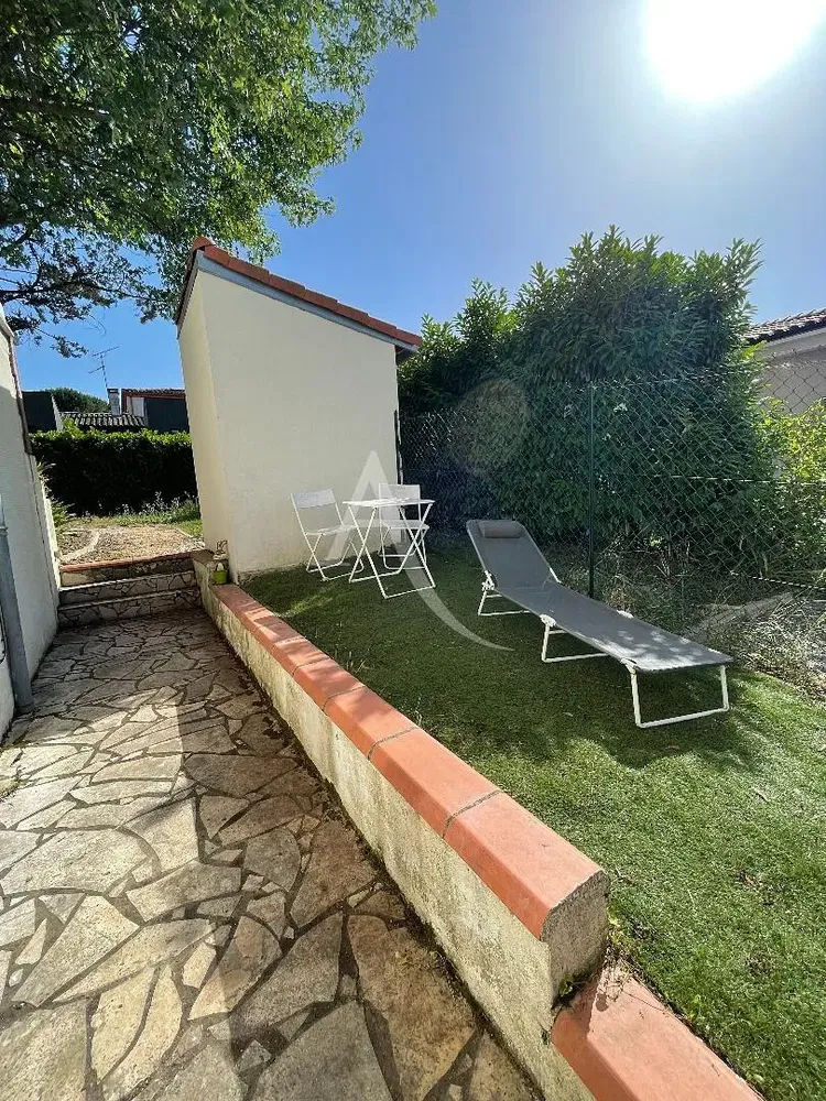 Oturma odası; ahşap zemin, doğal ışık, modern stil, yüksek tavan