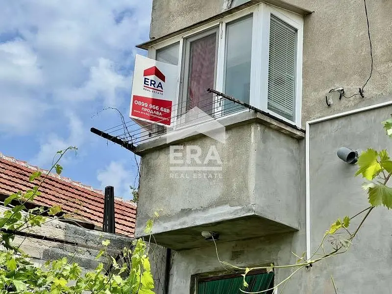 Wohnzimmer; holzboden, tageslicht, moderner stil, hohe decken