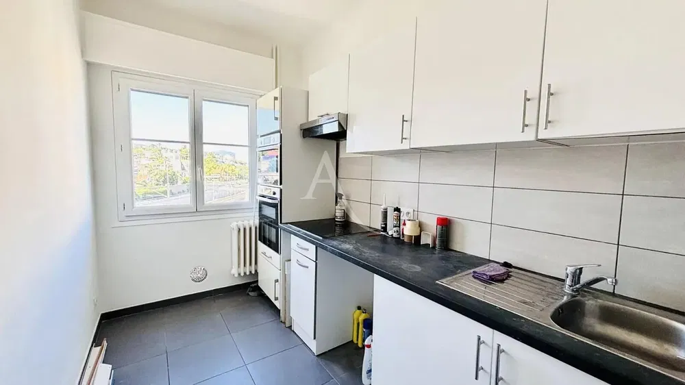 Salon; parquet, lumière naturelle, style moderne, hauteur sous plafond