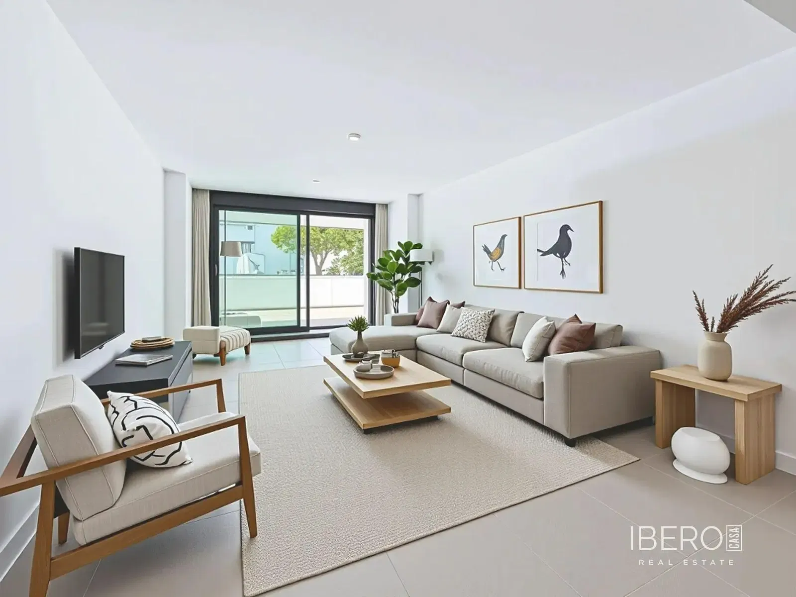 Wohnzimmer; holzboden, tageslicht, moderner stil, hohe decken