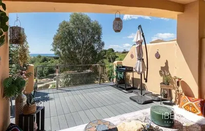 Salon; podłoga drewniana, światło dzienne, styl nowoczesny, wysokie sufity