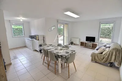 Oturma odası; ahşap zemin, doğal ışık, modern stil, yüksek tavan