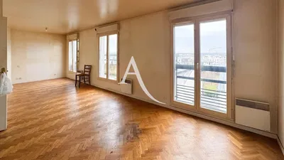 Cucina; elettrodomestici, pavimento in piastrelle, luce naturale, stile moderno, ristrutturato