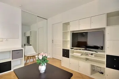 Obývací pokoj; dřevěná podlaha, přirozené světlo, moderní styl, vysoké stropy