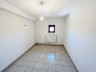 Oturma odası; ahşap zemin, doğal ışık, modern stil, yüksek tavan