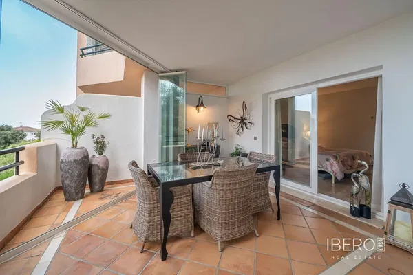 Dnevni boravak; drveni pod, prirodna svjetlost, moderan stil, visoki stropovi