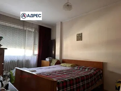 Wohnzimmer; holzboden, tageslicht, moderner stil, hohe decken